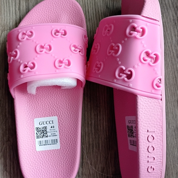 Gucci Pink Rubber Slide Sandals - Picture 3 of 3